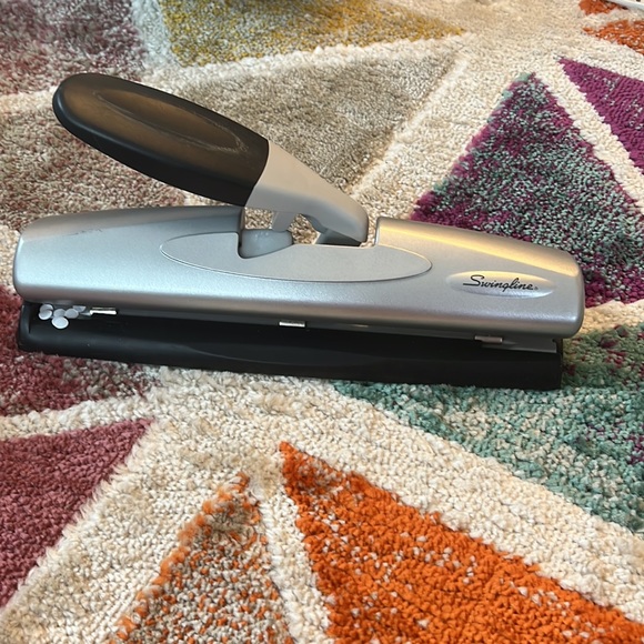 Hole punch - Picture 2 of 4